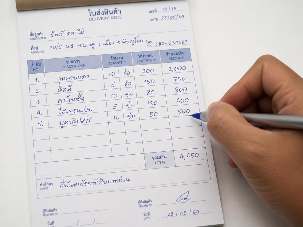 มือจดรายการสินค้าลงกระดาษใบส่งของ แบบดั้งเดิม